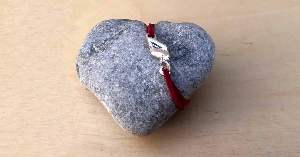 Pulsera de la leyenda del hilo rojo del destino simboliza los latidos que conectan corazones